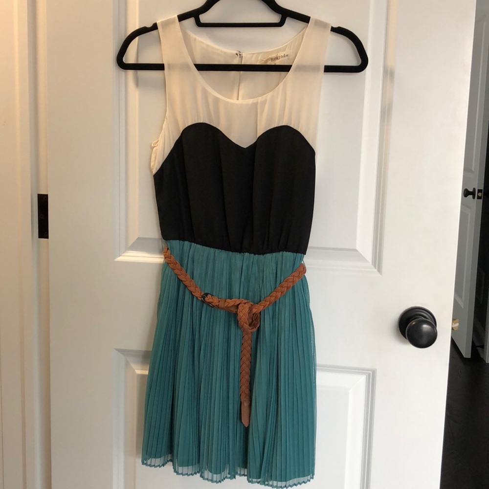 Soft pleated skirt dress with belt